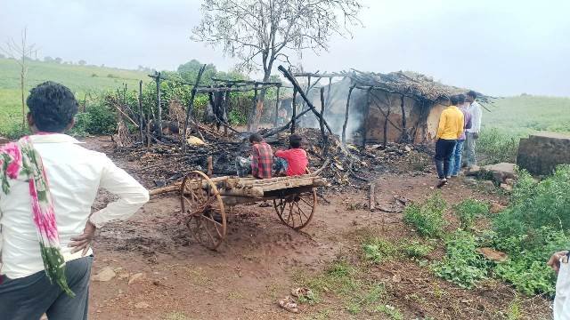 Big incident of arson in Betul:भीषण आग का कहर: खेत के मकान में लगी आग, दर्जन भर पशुओं की हुई मौत, लाखों का नुकसान-betulupdate