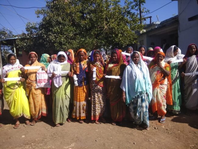Betul News: महिलाओं ने बिजली बिल को लेकर बिजली ऑफिस का किया घेराव