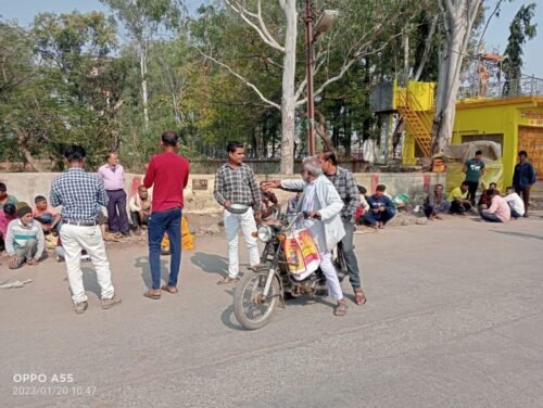 Betul Samachar : कटोरा लेकर सड़क पर बैठे व्यापारी, राहगीरों से मांग रहे भीख, विस्थापित किए जाने की लगाई गुहार