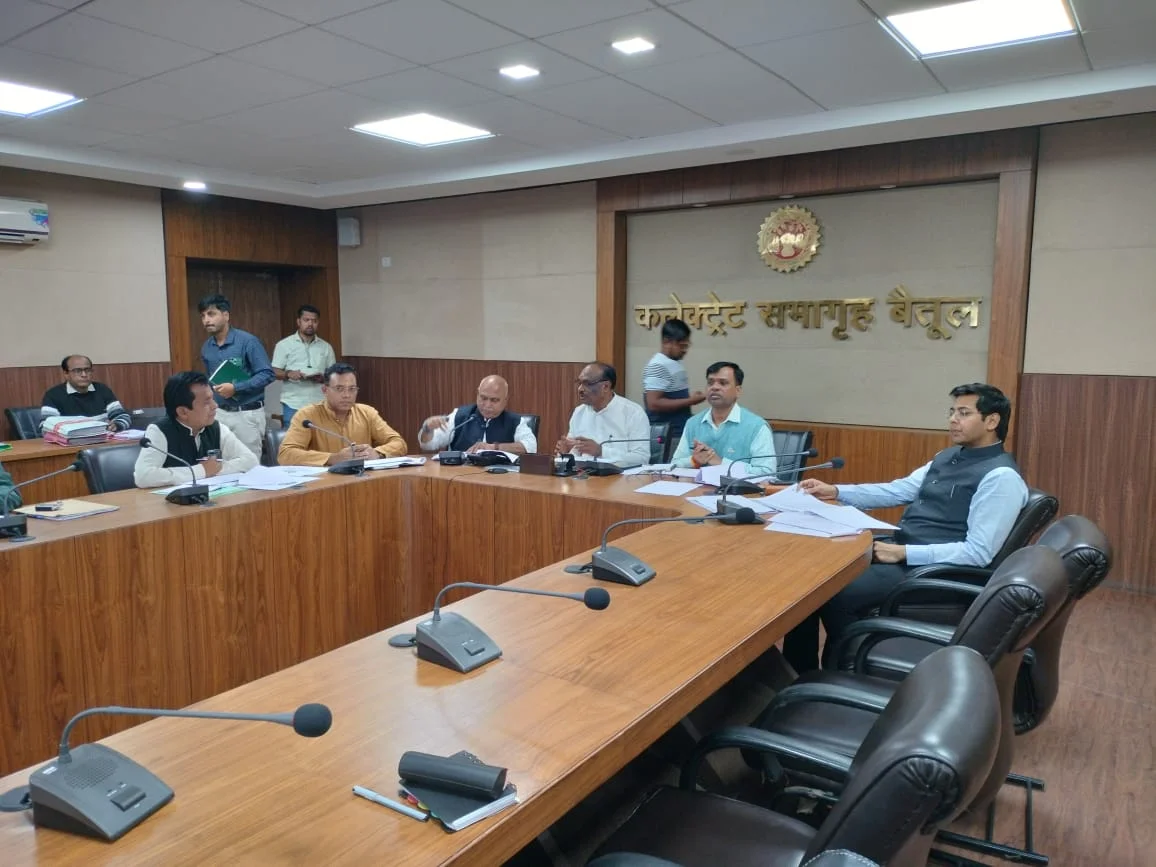 Betul Latest News : सरकारी विभागों के गड़बड़झालों की जनप्रतिनिधियों ने खोली पोल, हाथ ठेला माफिया पर भी कसेगा शिकंजा