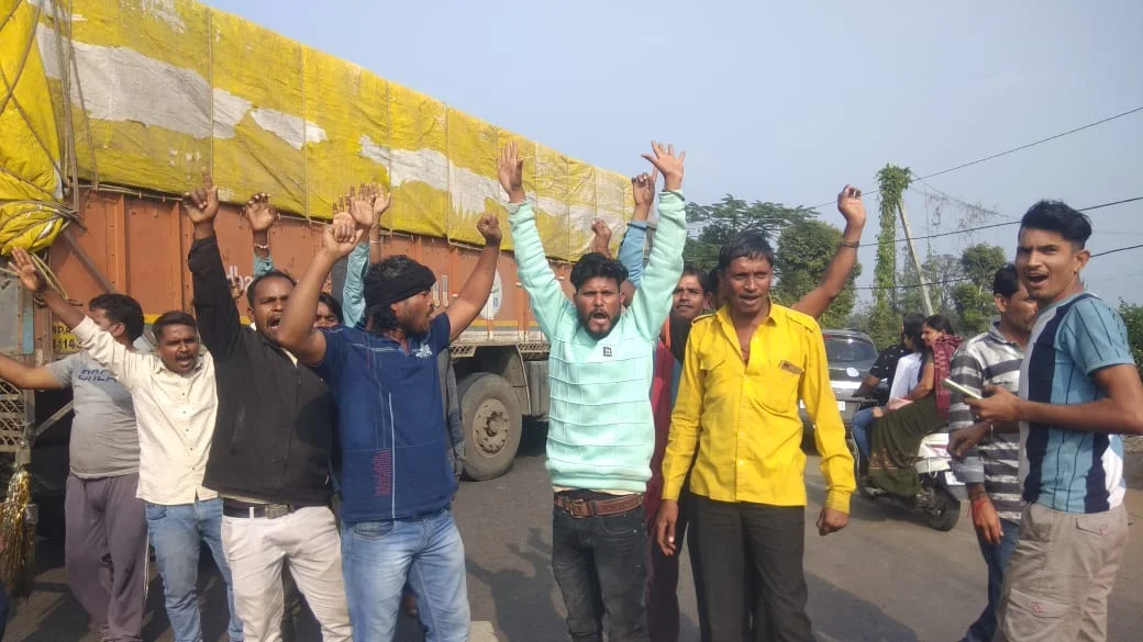 New Moter Vehical Act : नए कानून के विरोध में हाईवे पर किया ड्राइवरों ने चक्काजाम, दूसरे दिन भी जारी रही हड़ताल