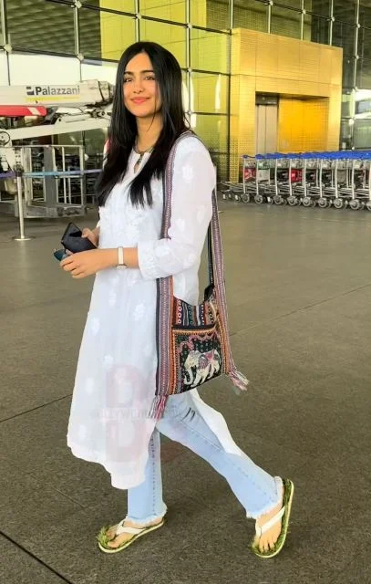 Ada Sharma Video Viral : एयर पोर्ट पर स्पॉट हुई अदा शर्मा, पहनी थी यह अजीब चीज, वीडियो हुआ वायरल