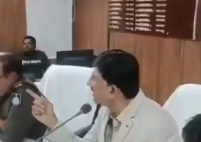 CM Mohan Yadav Action: एक्शन में मुख्यमंत्री, ट्रक ड्राइवर से अभद्रता करने पर कलेक्टर को हटाया, अधिकारियों को दी नसीहत