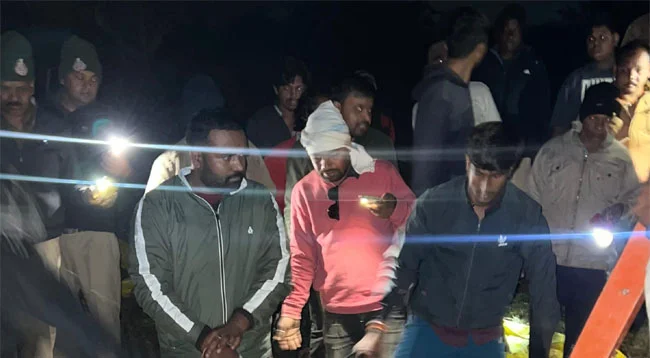 Betul News: टायर फटने पर भी कई किलोमीटर तक डिस्क पर दौड़ाते रहे गोवंश से भरा ट्रक, फिर छोड़कर भागे, देखें वीडियो