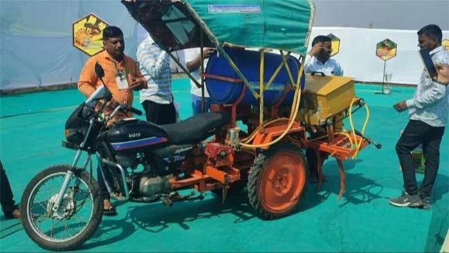 Bike Ka Desi Jugad : कबाड़ और बाइक के जुगाड़ से बना ये ट्रैक्टर खेतों में करता है काम, जानिए क्‍या है खासियत