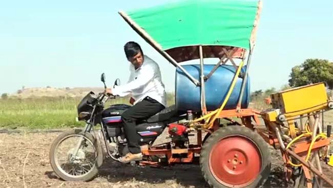 Bike Ka Desi Jugad : कबाड़ और बाइक के जुगाड़ से बना ये ट्रैक्टर खेतों में करता है काम, जानिए क्‍या है खासियत
