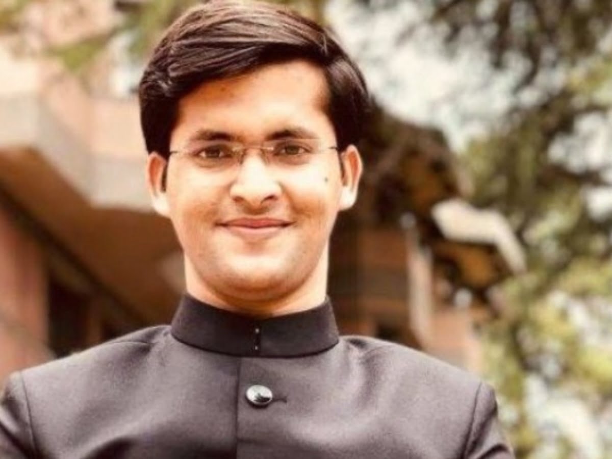 IAS Success Story: घर के हालातों से थे मजबूर तो बीच में छोड़नी पड़ी पढ़ाई, होटल में किया काम, आज बना IAS अधिकारी