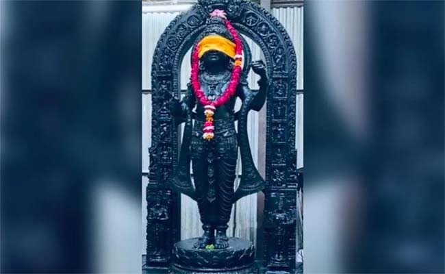 Ayodhya Ram Mandir: रामलला के दिव्य रूप की पहली झलक आई सामने, जानिए क्या है नई मूर्ति की खासियत