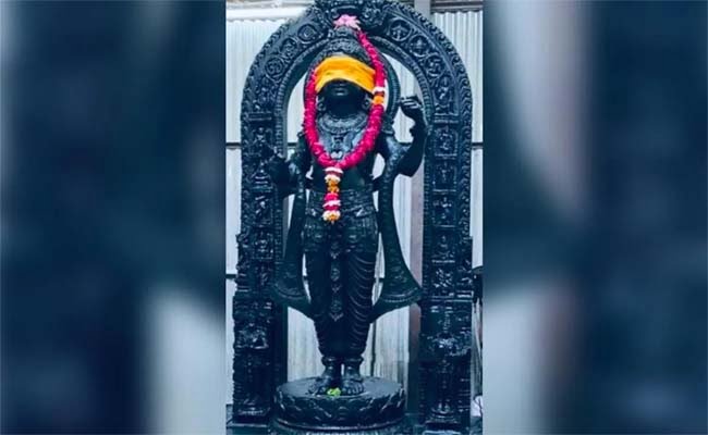 Ayodhya Ram Mandir: रामलला के दिव्‍य रूप की पहली झलक आई सामने, जानिए क्‍या है नई मूर्ति की खासियत