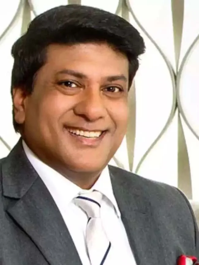 Success Story : पढ़ाई का खर्च उठाने के लिए मंदिर में खींचते थे फोटो, आज खड़ी कर दी 6500 करोड़ की कंपनी