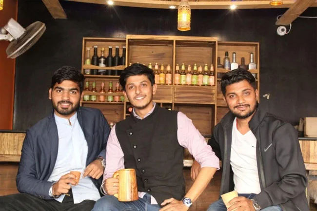 Success Story: IAS की पढ़ाई छोड़ दोस्त के साथ मिलकर खोली चाय की दुकान, आज है सालाना 150 करोड़ का टर्नओवर