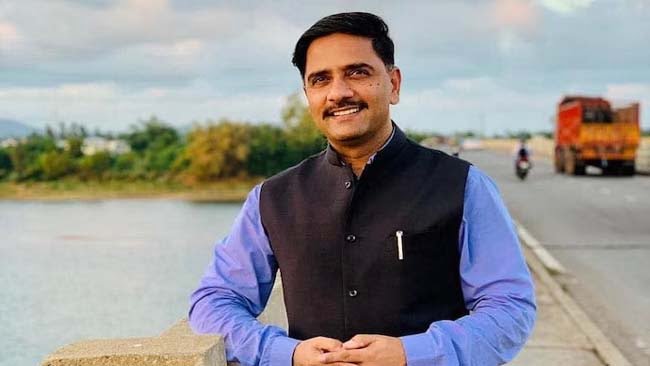 IAS Success Story: मजदूर परिवार का बेटा बना Collector, करना चाहता था MBBS