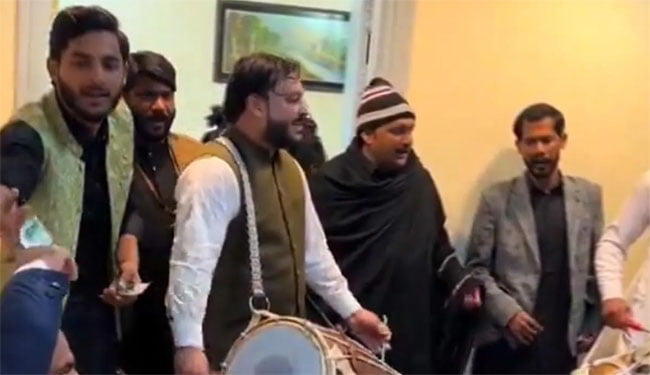 Viral Video : भूल जाएंगे 'टिप टिप बरसा पानी'.... गाने का ओरिजिनल, जब देखेंगे बोल और ढोल की जोरदार जुगलबंदी, दिल हो जाएगा खुश