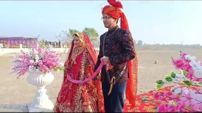 IAS Aparajita Singh Wedding: IAS दुल्हनिया को ले जाने हेलीकॉप्टर से बारात लेकर आया IPS दूल्हा, 1 रुपए और नारियल से हुई शादी