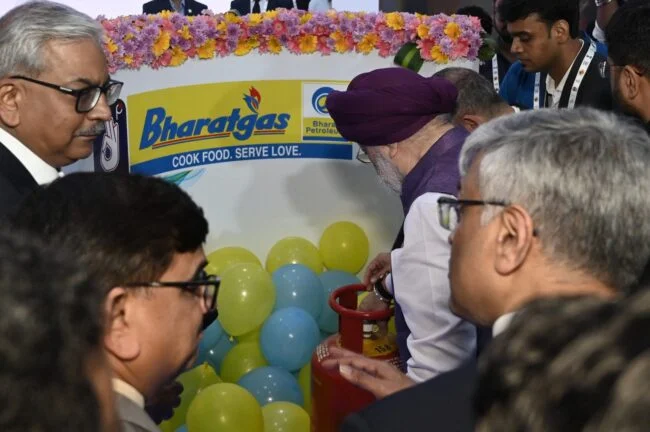LPG Gas Cylinder : अब नहीं की जा सकेगी सिलेंडरों से छेड़छाड़ या गैस की चोरी, पलक झपकते ही चलेगा पता