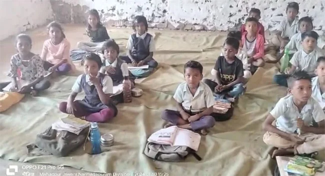 Betul Samachar: जगह-जगह से झड़ रहा छत का प्लास्टर, जान जोखिम में डाल कर पढ़ने को मजबूर नौनिहाल