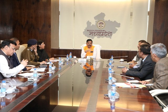 MP Latest News : सीएम के सख्त तेवर, कलेक्टरों से कहा- गैर कानूनी गतिविधियां बर्दाश्त नहीं