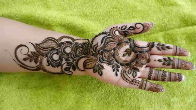 Best Mehndi Designs: दोस्त की शादी पर हाथों पर लगाएं ये सुंदर और बेस्ट मेहंदी डिजाइन, खूब मिलेगी तारीफें