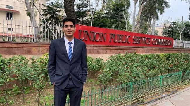 UPSC Success Story: डॉक्‍टर से बने IAS, बिना कोंचिंग के एक बार में क्लियर किया यूपीएससी, ऐसे की थी पढ़ाई