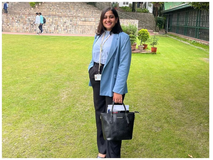 IAS Success Story: खूबसूरती में बेहद आगे है ये IAS, पढ़ाई के बीच इन चीजों से बनाई दूरी, 24 साल की उम्र में ऐसे बनीं ऑफिसर