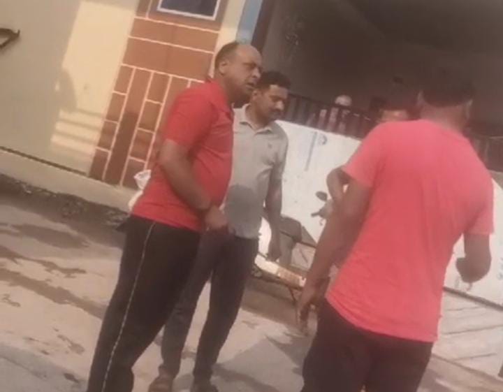 Betul Police: पुलिस आरक्षक ने दी बंदूक से मारने की धमकी, वीडियो हुआ वायरल, एसपी ने किया सस्पेंड