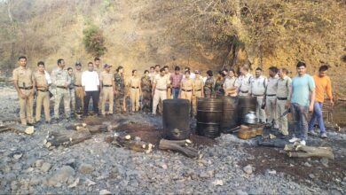 Betul Police Action : अवैध शराब के अड्डों पर पुलिस का छापा, 2.25 लाख की शराब और महुआ लाहन किया नष्ट