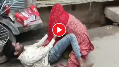 Fight Ka Video: चूड़ी की दुकान पर भड़की महिला, युवक को पटक-पटक कर पीटा, जैसे ही उठा फिर...