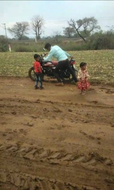 Latest Betul News : मुरम की जगह सड़क पर डाली मिट्टी, बारिश से इस पर चलना हुआ मुहाल