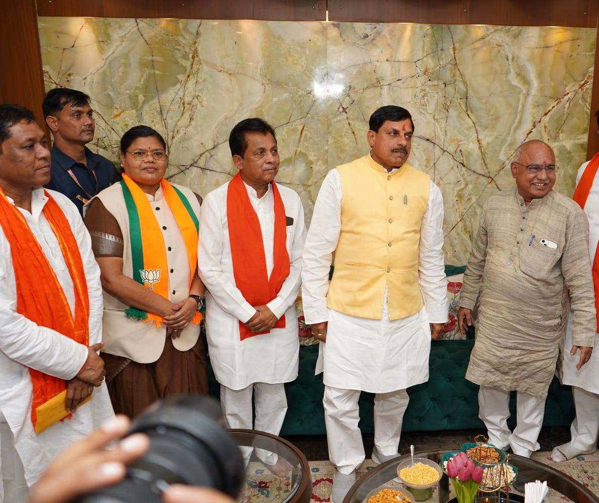 CM Mohan Yadav : विधायक निवास पहुंचकर मुख्यमंत्री ने किया जनप्रतिनिधियों और परिजनों के साथ स्वल्पाहार