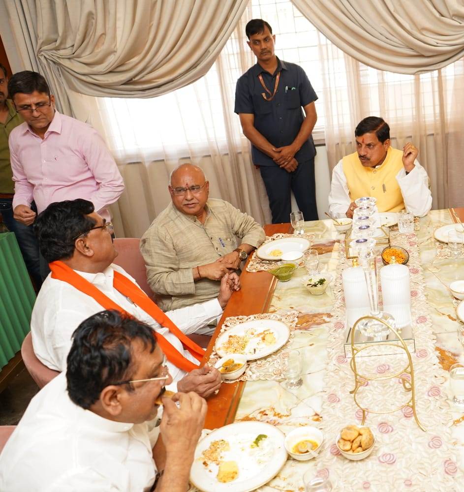 CM Mohan Yadav : विधायक निवास पहुंचकर मुख्यमंत्री ने किया जनप्रतिनिधियों और परिजनों के साथ स्वल्पाहार