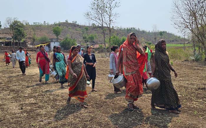 Betul News: झिरिया के पानी से प्यास बुझाने को मजबूर ग्रामीण, दिख रहा विकास, चुनाव के बहिष्कार का ऐलान