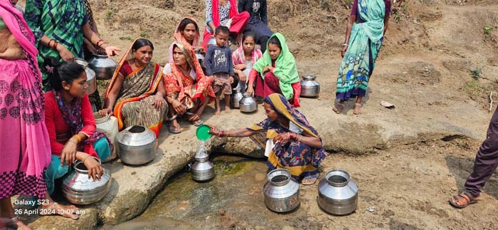 Betul News: झिरिया के पानी से प्यास बुझाने को मजबूर ग्रामीण, दिख रहा विकास, चुनाव के बहिष्कार का ऐलान