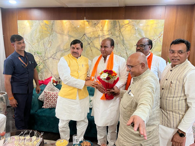 CM In Betul : कांग्रेस जिला अध्यक्ष और पूर्व विधायक ने थामा बीजेपी का दामन, सीएम बोले- पूरा देश मोदीमय, टूटेगा पिछला रिकॉर्ड
