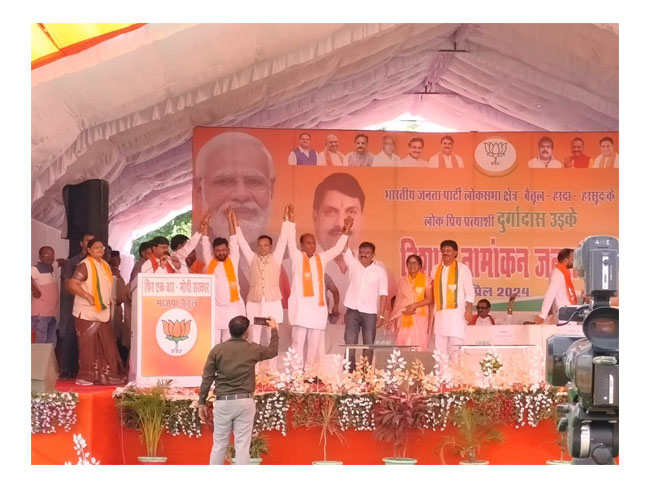 CM In Betul : कांग्रेस जिला अध्यक्ष और पूर्व विधायक ने थामा बीजेपी का दामन, सीएम बोले- पूरा देश मोदीमय, टूटेगा पिछला रिकॉर्ड