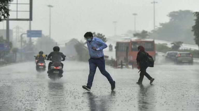 MP Weather Alert : एमपी के कई जिलों में ओलावृष्टि, वज्रपात और भारी बारिश का जारी किया अलर्ट