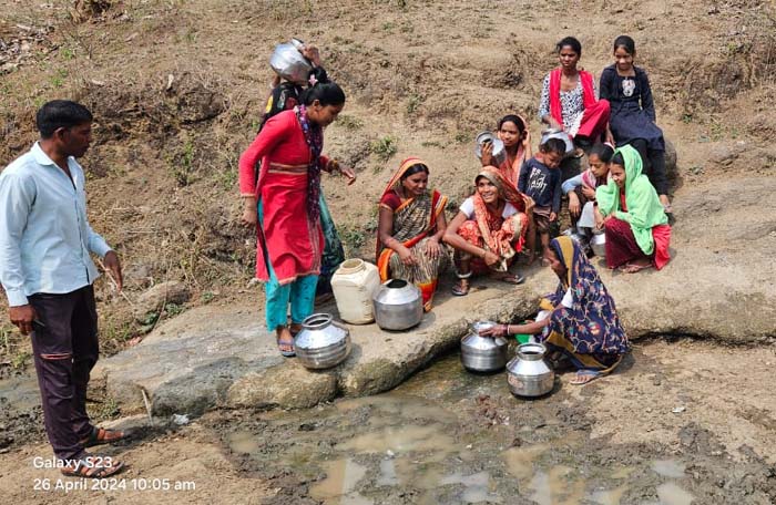 Betul News: झिरिया के पानी से प्यास बुझाने को मजबूर ग्रामीण, दिख रहा विकास, चुनाव के बहिष्कार का ऐलान