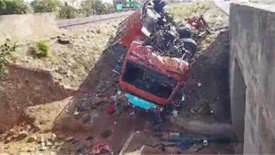 Guna Road Accident : गुना में अनियंत्रित होकर पुलिया के नीचे जा गिरा ट्रक, चार लोगों की मौके पर मौत