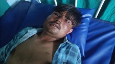 Chhatarpur Crime News : शराब ठेके वालों ने दलित युवक के साथ की क्रूरता, जबरन शराब पिलाई, लात घूंसों से की पिटाई और.....
