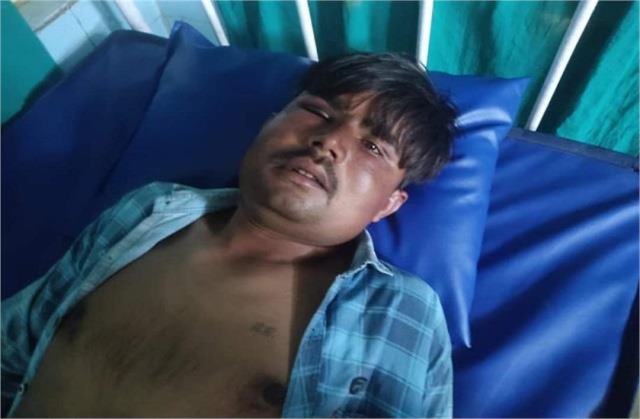 Chhatarpur Crime News : शराब ठेके वालों ने दलित युवक के साथ की क्रूरता, जबरन शराब पिलाई, लात घूंसों से की पिटाई और.....