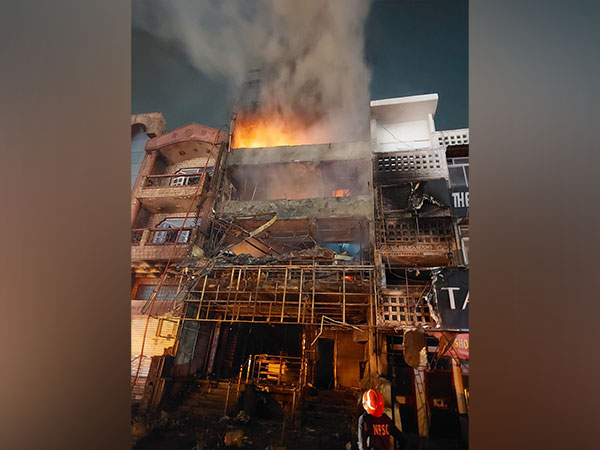Delhi Fire News : रोहिणी में एम 2 के मॉल में आग लगने से महिला मामूली रूप से घायल