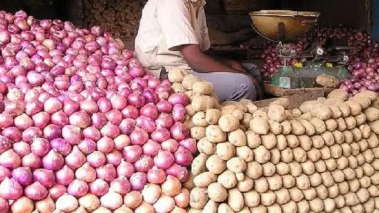 Effect Of Inflation : आलू और प्याज की कीमत जानकर उड़ जाएंगे आपके होश, महंगाई की मार से आम जनता परेशान