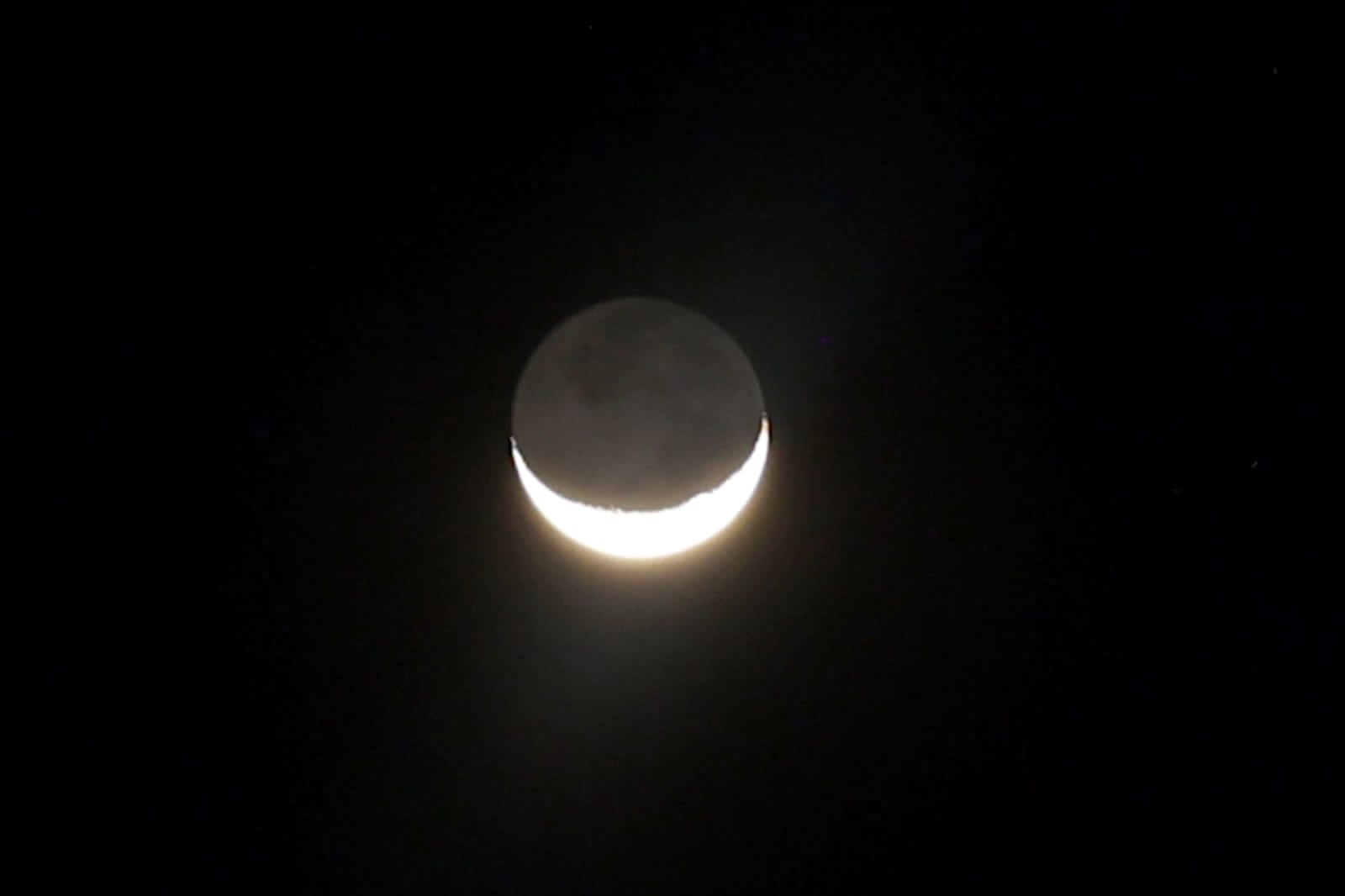 earth shine ki ghatna : आसमान में नजर आया अद्भुत खगोलीय नजारा, एक साथ दिखे दो-दो चांद