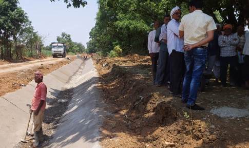Sapna Dam Betul : सवा 8 करोड़ की नहर लाइनिंग के कार्य में गड़बड़ी, किसानों ने रोका काम