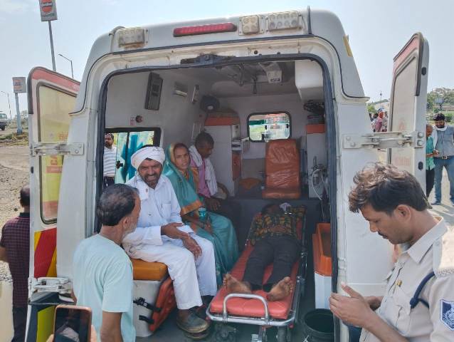 Death In Accident : खड़े ट्राले में घुसी कार; एक की मौत, पांच घायल