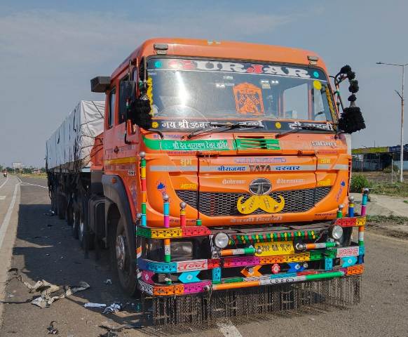 Death In Accident : खड़े ट्राले में घुसी कार; एक की मौत, पांच घायल