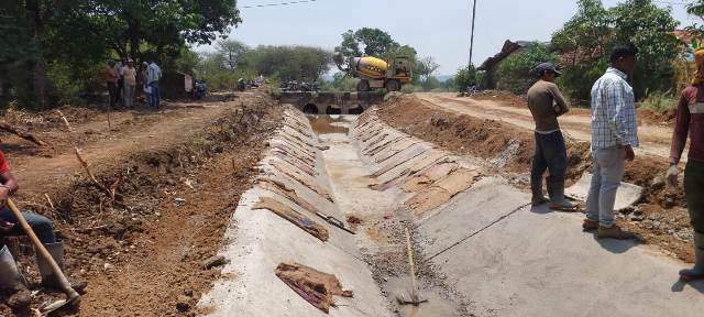Sapna Dam Betul : सवा 8 करोड़ की नहर लाइनिंग के कार्य में गड़बड़ी, किसानों ने रोका काम