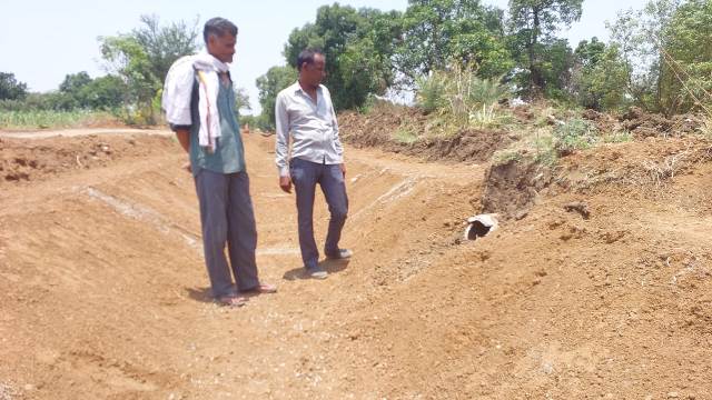 Sapna Dam Betul : सवा 8 करोड़ की नहर लाइनिंग के कार्य में गड़बड़ी, किसानों ने रोका काम