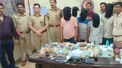 Indore Satta News : इंदौर के खजराना में सट्टे के अड्डे पर पुलिस ने दी दबिश, सटोरियों से पुलिस ने किए 2 लाख जब्त