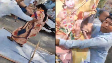 Imarti Devi Protested against Jeetu Patwari : जीतू पटवारी के खिलाफ प्रदर्शन में बीजेपी कार्यकर्ता द्वारा प्रभु श्री राम के पोस्टर को पैरों ताले कुचला