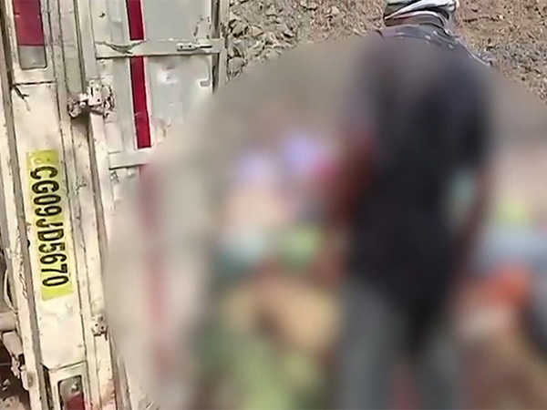 Kawardha Labourers Death Incident : छत्तीसगढ़ के कवर्धा में पिकअप से टकराई ट्रक खाई में गिरी, 15 मजदूरों की मौत